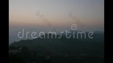喜马拉雅山山谷高山上的日落