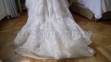 穿着婚纱的年轻新娘。 白色豪华礼服