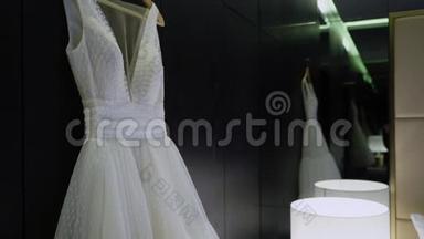 新娘的豪华婚纱。 新娘白色礼服。