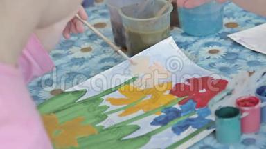 幼儿在幼儿园画画.