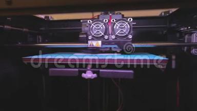 工业打印在3D打印机上。 在3D打印机上打印。 3D打印机工作。 3D打印机从