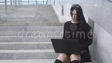 女人用笔记本电脑