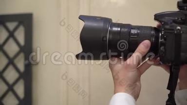 室内专业拍照.. 摄影师正在用数码相机DSLR拍照。