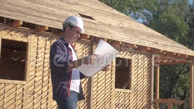 概念建筑构建建筑师慢动作视频.. 戴头盔生活方式的建筑工人站在建筑上