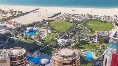 阿联酋迪拜Jumeirah海滩JB R酒店的现代摩天<strong>大楼</strong>和海滩的鸟瞰图