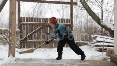 男孩在<strong>房子</strong>附近摘下雪铲。 冬天打<strong>扫房子</strong>附近的雪。