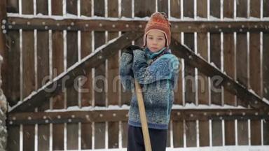 男孩在<strong>房子</strong>附近摘下雪铲。 冬天打<strong>扫房子</strong>附近的雪。