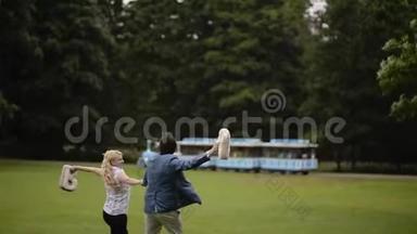 年轻可爱的夫妇夏天在公园里玩得很开心。 浪漫的约会或爱情。