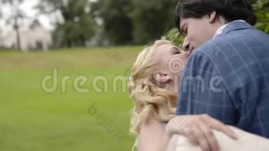 年轻可爱的夫妇<strong>夏天</strong>在公园里玩得很开心。 浪漫的<strong>约会</strong>或爱情。