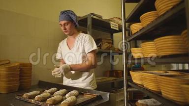 面包师为面包在面团上手工切开。 面包的制造。 面包店