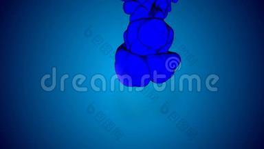 深蓝色墨水流的3D动画。 深蓝色墨水在蓝色背景上消散。 用于油墨背景或油墨