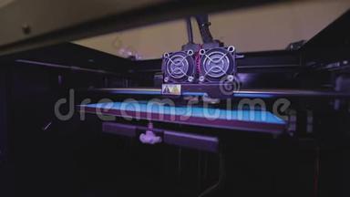 在3D打印机上打印。 工业打印在3D打印机上。 3D打印机工作