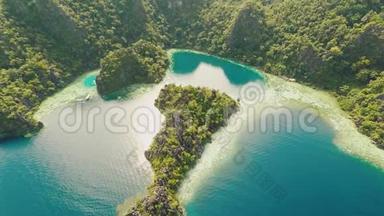 科罗恩，巴拉望，菲律宾，鸟瞰美丽的双子泻湖和石灰石悬崖。