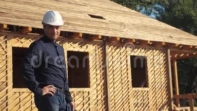 概念建筑构建建筑师慢动作视频.. 戴头盔的男建筑工人站在建筑工人手中