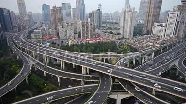 上海天际线鸟瞰，上海公路立交桥交通繁忙。
