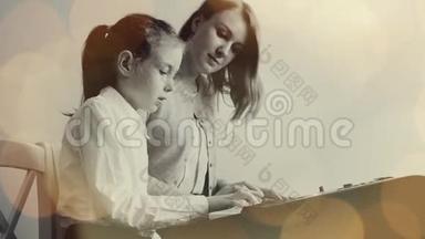 女人教女孩弹<strong>钢琴</strong>。