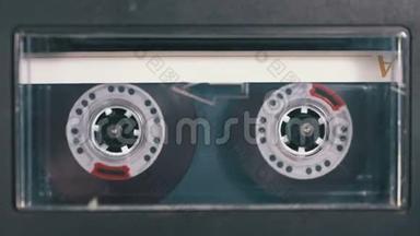 录音带。 老式磁带录音机录音磁带插入其中