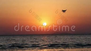 遥控无人机在夕阳下飞翔