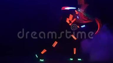 激光表演，穿着<strong>LED灯</strong>的舞蹈演员，非常漂亮的夜总会派对