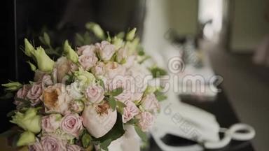 一束新鲜玫瑰。 <strong>喜庆</strong>的鲜花花束。 婚礼新娘花束。 <strong>结婚</strong>花。