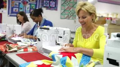 在缝纫班使用电动机械的妇女群体