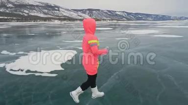 冬天的冰上女子是在<strong>体育比赛</strong>中行走的。 女孩在冬天在冰上训练。 运动北欧力量