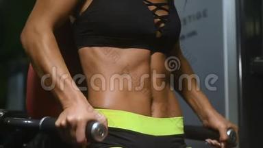 漂亮的白种人健身妇女在<strong>健身房</strong>锻炼肌肉、健身和健身概念、<strong>健身房</strong>背景腹肌锻炼