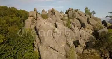 布布尼什的多夫布什岩石-一个传奇的地方，古老的洞穴修道院在神奇的巨石，美丽的风景林，