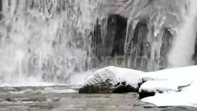 冬季<strong>瀑布</strong>。 小池塘和白雪皑皑的巨石，<strong>瀑布</strong>层层叠叠。 山河的冰晶水和<strong>声音</strong>