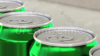 汽水，软饮料或啤酒生产线.. 工业输送机上的绿色铝罐。 回收生态包装。 4K