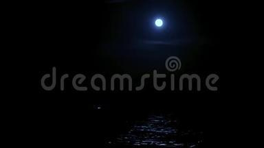 月亮在<strong>水上</strong>，月亮在<strong>水上</strong>，月亮在海上，月亮在夜空，夜空在一个水面上