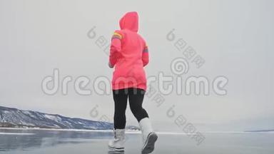 冬天的冰上女子是在<strong>体育比赛</strong>中行走的。 女孩在冬天在冰上训练。 运动北欧力量