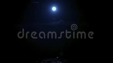 月光在<strong>水上</strong>，月亮在海上，月亮在夜空，月亮在<strong>水上</strong>