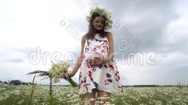 孕妇采菊花。