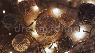 特写圣诞花环和手工球在一个有金色灯光的游戏。 圣诞节的概念。 <strong>家居装饰</strong>
