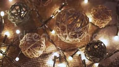 特写圣诞花环和手工球在一个有金色<strong>灯</strong>光的游戏。 圣诞节的概念。 <strong>家居</strong>装饰