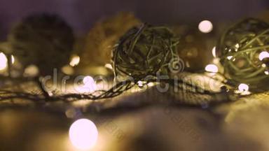 特写圣诞花环和手工球在一个有金色灯光的游戏。 圣诞节的概念。 家居装饰
