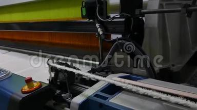现代自动纺丝机.