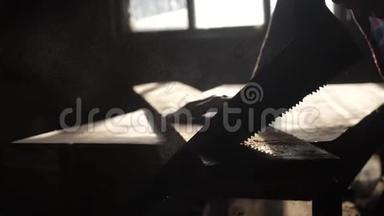 匠<strong>心</strong>手工与工艺概念慢动作视频.. 木匠在车间里锯一棵树，锯阳光。