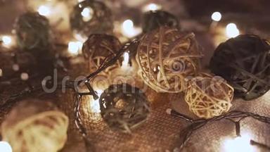 特写圣诞花环和手工球在一个有金色灯光的游戏。 圣诞节的概念。 <strong>家居装饰</strong>