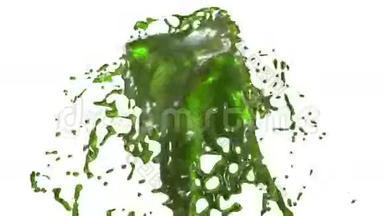 美丽的喷泉绿色液体飞溅，喷泉3D白色背景与阿尔法哑光。 果汁流上升得很高