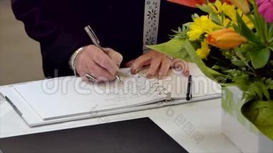 在葬礼上签署纪念册