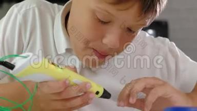 创意男孩使用3D笔打印3D形状。