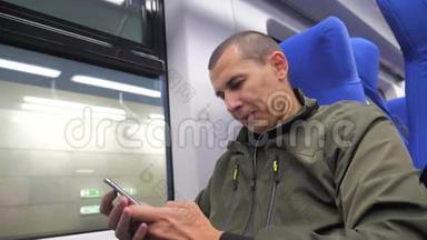 旅行者未知的中年男子智能手机在<strong>地铁</strong>上给社交媒体信使写短信。 铁路<strong>地铁</strong>