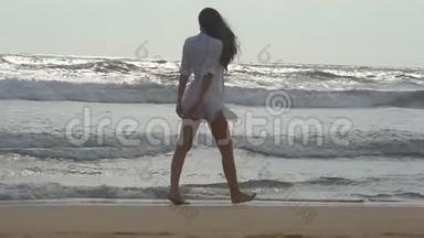 年轻漂亮的女孩在<strong>海边</strong>享受生活和乐趣。快乐的女人在<strong>海边</strong>散步。夏天