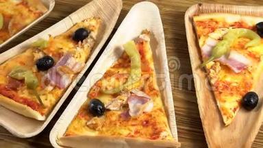 木制盘子上的披萨片。 党的观念。