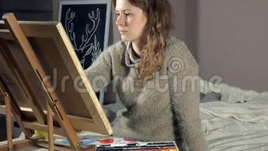成年妇女在艺术学校用彩色水彩颜料作画