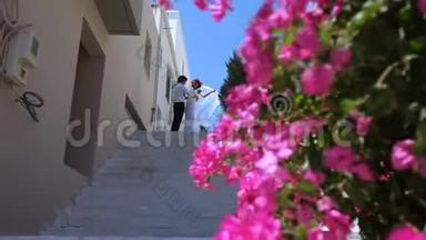 新娘和新郎在希腊街。 <strong>结婚纪念</strong>日。