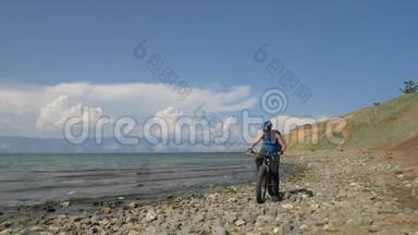 胖自行车也被称为胖自行车或胖轮胎自行车在夏天在海滩上驾驶。