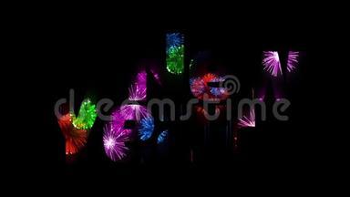 美丽的多彩烟花在文字中闪耀着新年快乐。 新年庆祝活动的组成。 明亮明亮